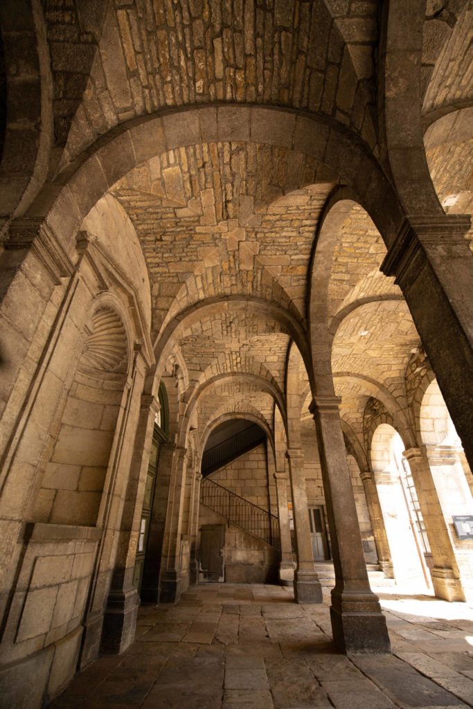 Les arcades de l'Hôtel de Ville de Salins-les-Bains